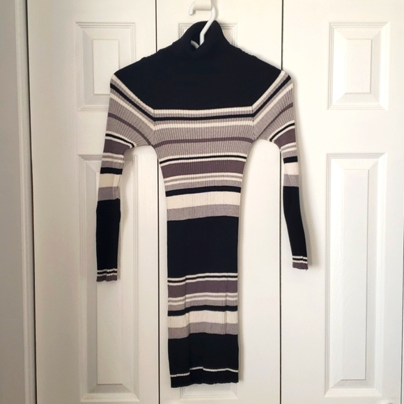 Turtle neck dress or sweater - Picture 2 of 3